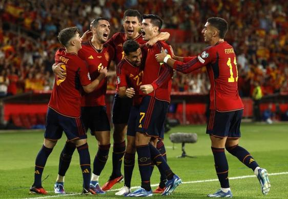 Los jugadores de España celebran el gol de Morata.