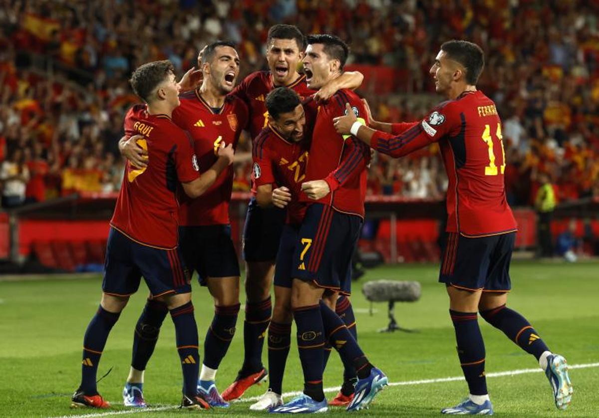 Los jugadores de España celebran el gol de Morata.