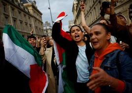 Muestras de apoyo al pueblo palestino en una manifestación no autorizada, este jueves en París.