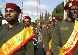 Miembros de Hezbolá acuden al funeral por varios compañeros fallecidos en enfrentamientos con Israel.