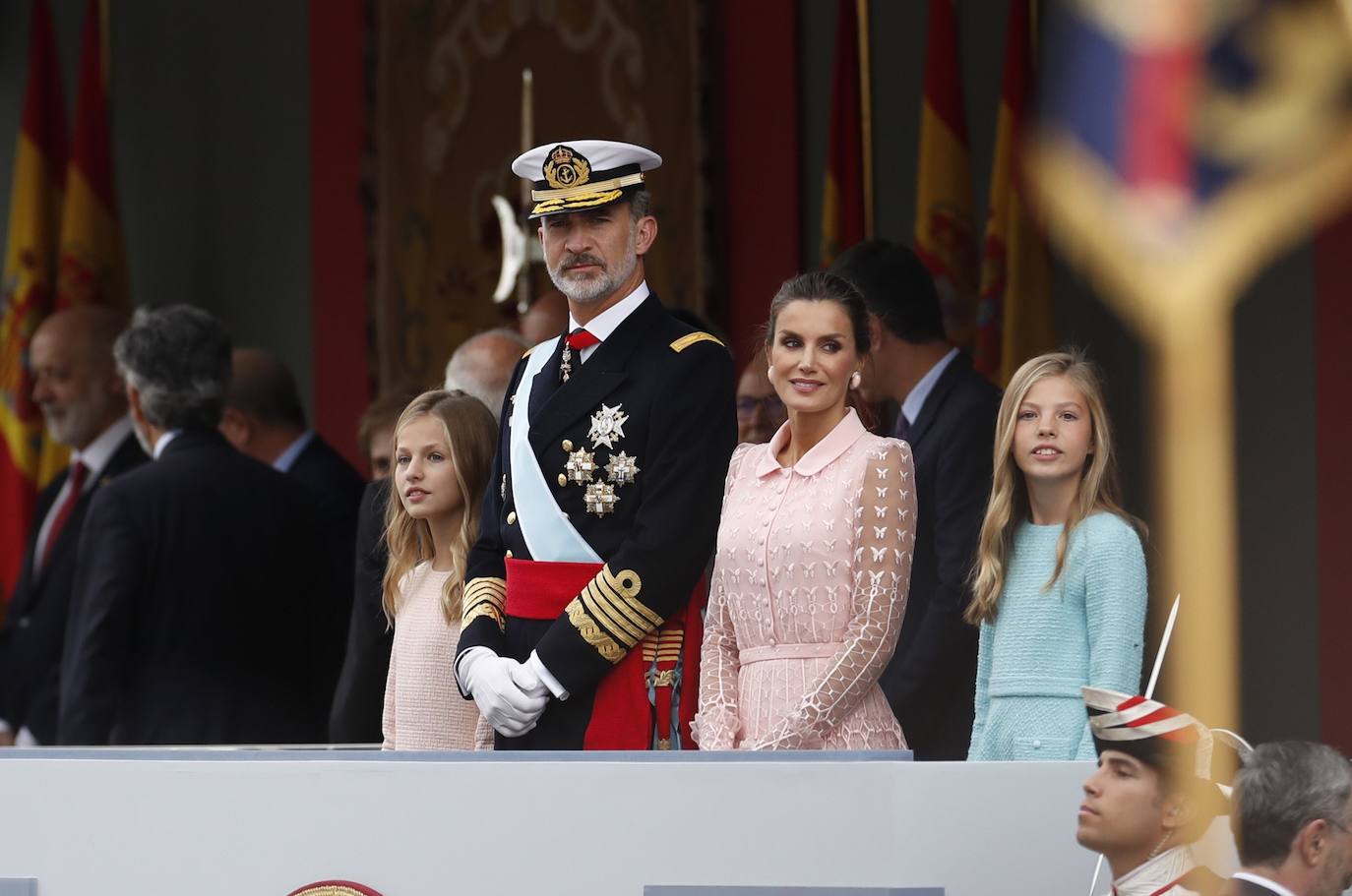 2019 fue otro año de cambios. La princesa Leonor comenzó a tener más presencia pública. Tanto a ella como a la infanta Sofía se las veía más desenvueltas en el acto del 12 de octubre. Días después la heredera presidió por vez primera los Premios Princesa de Asturias, donde pronunció también su primer discurso. El año anterior, coincidiendo con el día de su cumpleaños, había leído el artículo primero de la Constitución, una Carta Magna que jurará precisamente este próximo 31 de octubre, el día en que alcanzará la mayoría de edad.