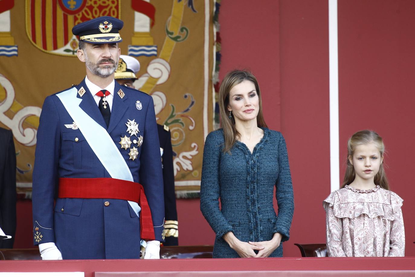 El 12 de octubre de 2014 la nueva Familia Real salida del acto de proclamación de Felipe VI cuatro meses antes se estrenó presidiendo el desfile del Día de la Hispanidad. La princesa Leonor, a punto de cumplir 9 años, permaneció muy seria y expectante todo el rato, con la reina Letizia muy pendiente de cada uno de los movimientos de ella y su hermana Sofía.