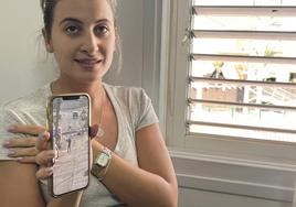 Maayan Levi muestra una de las fotografías que tomó con su móvil cuando vio llegar a los terroristas a su barrio en Ofakim.