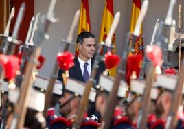 Pedro Sánchez observa el desfile militar del Día de la Fiesta Nacional desde el palco de autoridades.