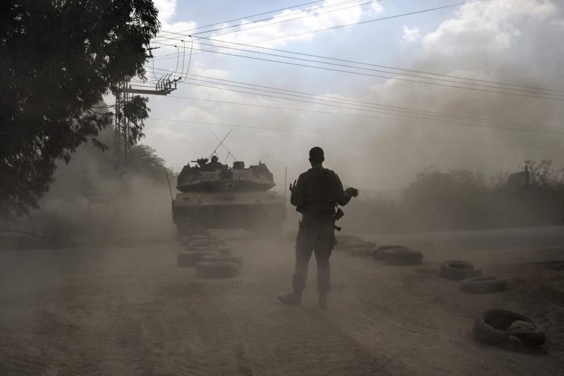 Un tanque Merkava se dirige al sur de Israel para sumarse a su unidad en la frontera.