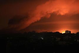 El humo de las explosiones cubre la ciudad de Gaza tras uno de los bombardeos israelíes.