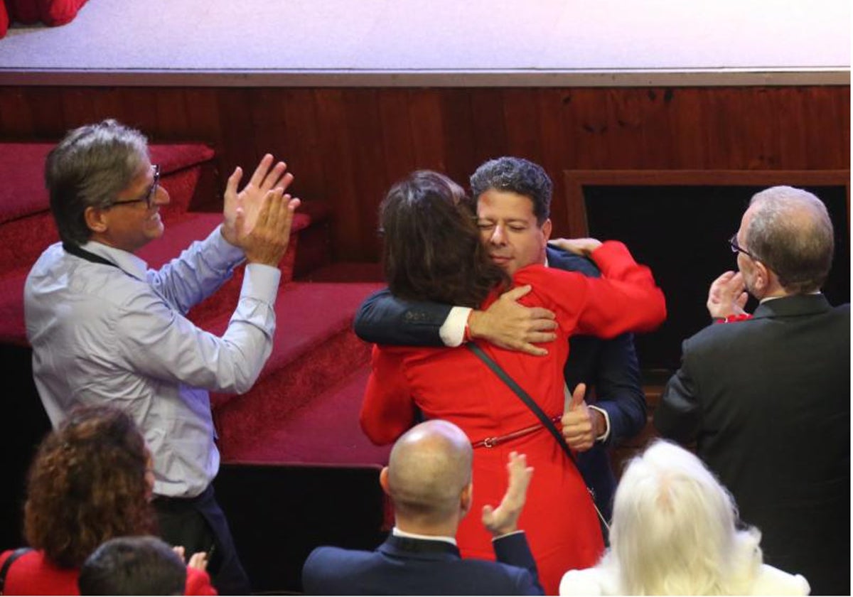 Fabián Picardo es felicitado tras su victoria en Gibraltar.