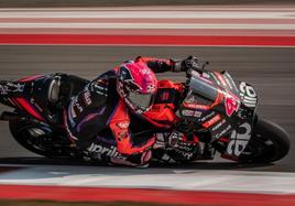 Aleix Espargaró, a lomos de su Aprilia durante los libres en Indonesia.