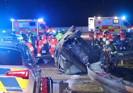 Los servicios de emergencia trabajan en el lugar donde siete personas murieron tras un accidente en una autopista de Baviera