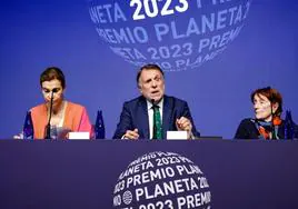 La escritora Carmen Posadas, el presidente de Grupo Planeta, José Creuheras, y la escritora Rosa Regàs, durante una rueda de prensa el día anterior a la entrega del premio Planeta.