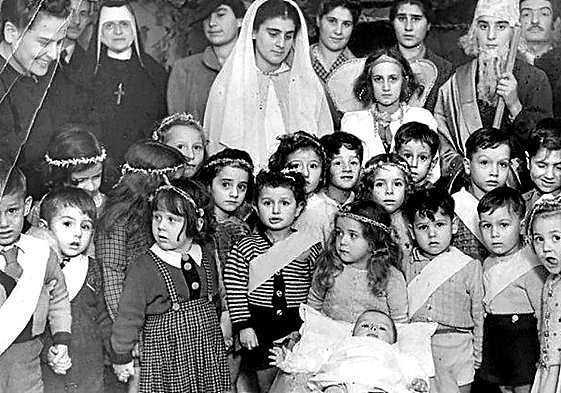 Acto celebrado en 1944 con judíos y vecinos en una escuela de Roma. A la izquierda, la madre Elisabetta.