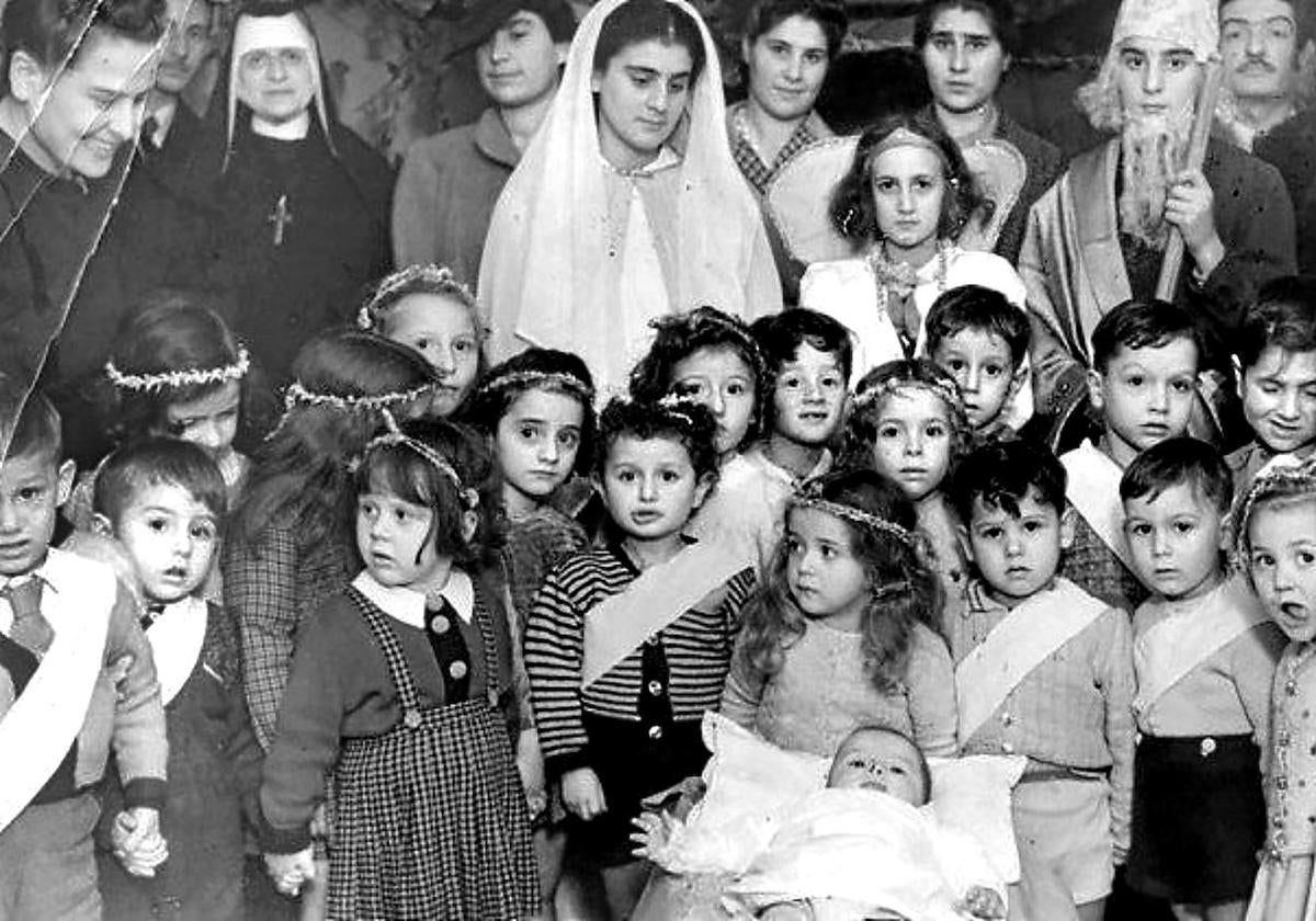 Acto celebrado en 1944 con judíos y vecinos en una escuela de Roma. A la izquierda, la madre Elisabetta.