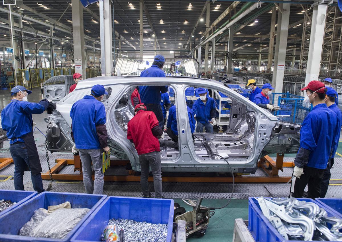 Imagen secundaria 1 - Proceso de montaje de uno de los automóviles eléctricos de BYD en Shenzhen.