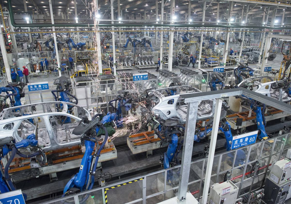 Imagen principal - Proceso de montaje de uno de los automóviles eléctricos de BYD en Shenzhen.