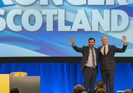 Los líderes del SNP Humza Yousaf y Stephen Flynn saludan durante el congreso en Aberdeen.