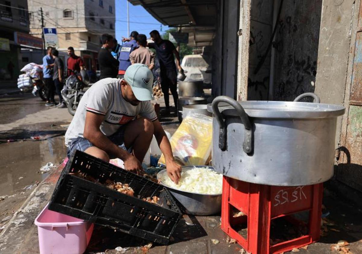 Imagen principal - Los vecinos tratan de alimentar a los recién llegados y los niños intentan llevar una vida normal.