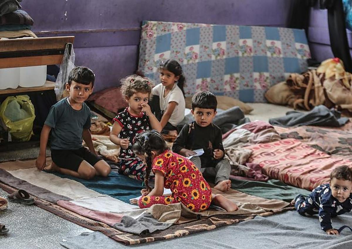 Imagen secundaria 1 - Los vecinos tratan de alimentar a los recién llegados y los niños intentan llevar una vida normal.