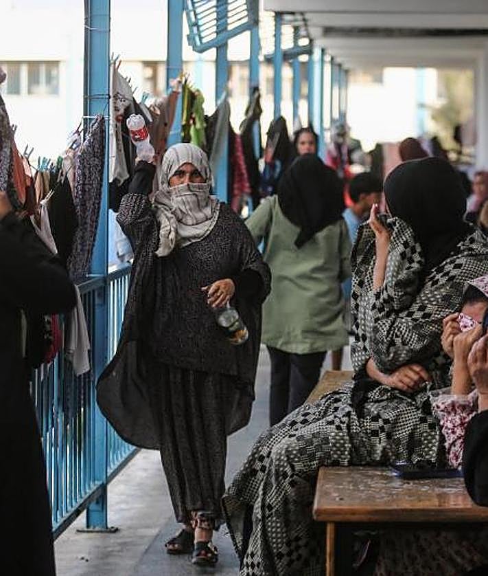 Imagen secundaria 2 - Los vecinos tratan de alimentar a los recién llegados y los niños intentan llevar una vida normal.