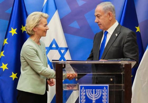 Ursula von der Leyen estrecha la mano de Benjamin Netanyahu en su visita a Israel el viernes