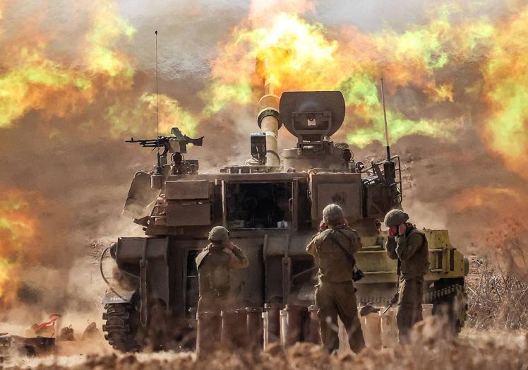 Un Howitzer israelí dispara junto a la frontera con Gaza.