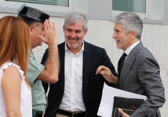 El ministro del Interior, Fernando Grande Marlaska, y el presidente de Canarias, Fernando Clavijo.