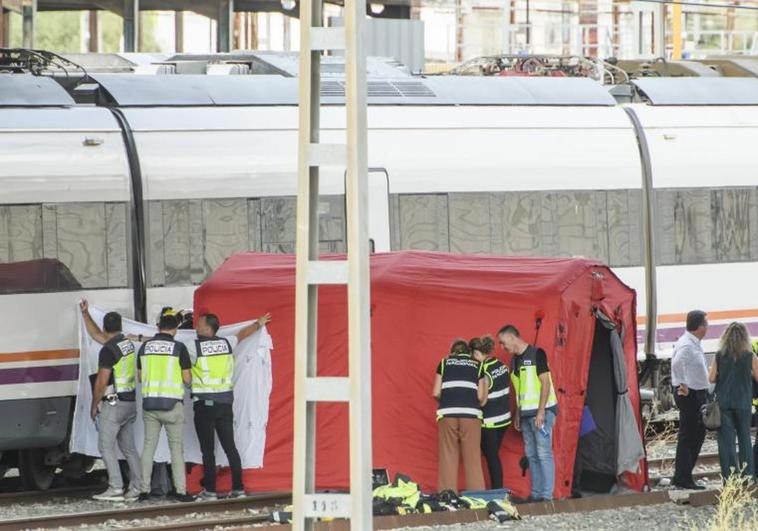 La policía junto al cadáver de Álvaro Prieto cerca de la estación de Santa Justa.