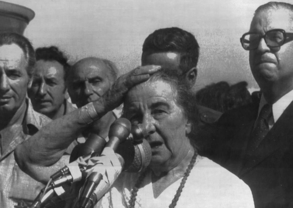 Imagen secundaria 1 - Una unidad blindada israelí, a la espera de entrar en Gaza. Abajo, Golda Meir y Moshe Dayan.