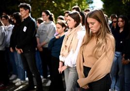 Minuto de silencio de alumnos y personal docente en el liceo Montaigne, en Burdeos.