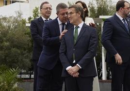 Feijóo conversa con García-Page durante la Conferencia de Presidentes de 2022 en La Palma.