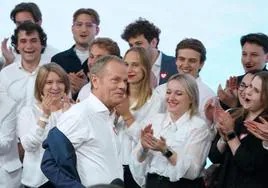 El exprimer ministro polaco Donald Tusk celebra su victoria electoral.