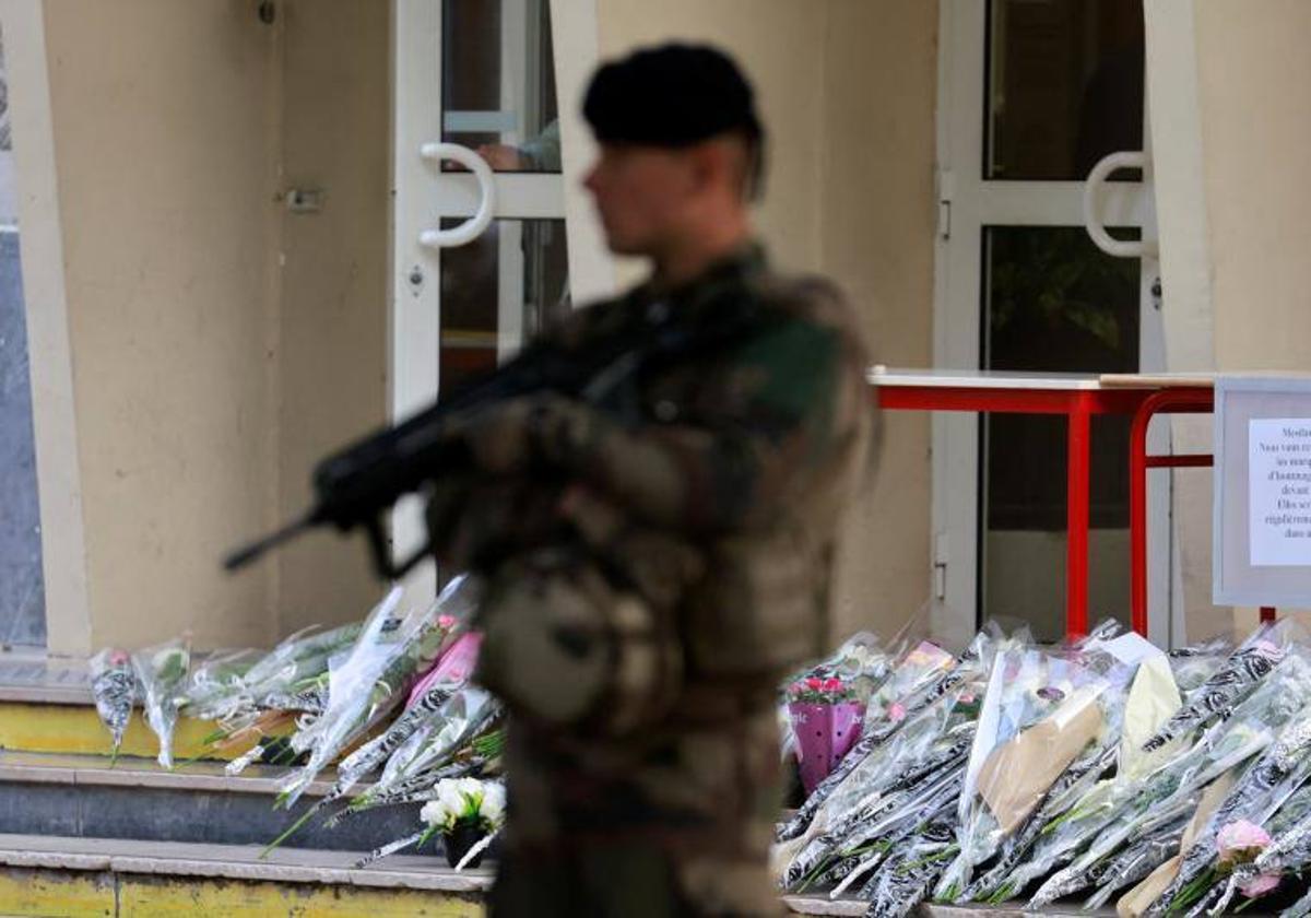 Un policía francés vigila el colegio de Arrás en el que fue asesinado un profesor.