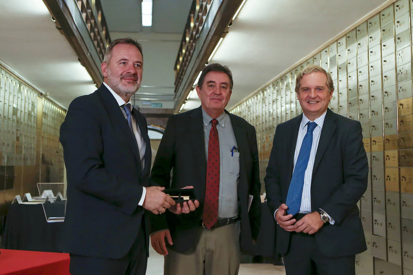 A la izquierda, Ángel Ortiz, director de El Norte de Castilla, junto a Luis García Montero, director del Instituto Cervantes e Ignacio Ybarra, presidente de Vocento.