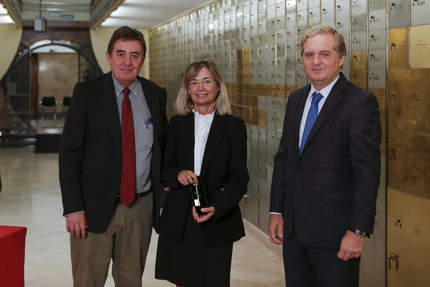 En el centro, Teresa Cobo, directora de La Rioja, entre Luis García Montero, director del Instituto Cervantes e Ignacio Ybarra, presidente de Vocento.