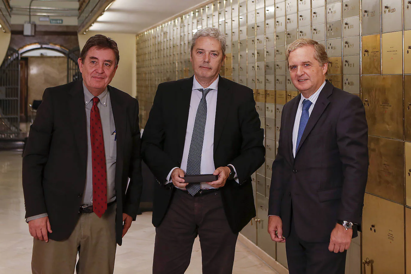 En el centro, Alberto Aguirre de Cárcer, director de La Verdad, entre Luis García Montero, director del Instituto Cervantes e Ignacio Ybarra, presidente de Vocento.