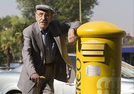 Jesús Guzmán, junto a un buzón de Correos.