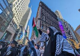 Personas se manifiestan hoy a favor de Palestina, en Times Square en Nueva York (EE.UU).