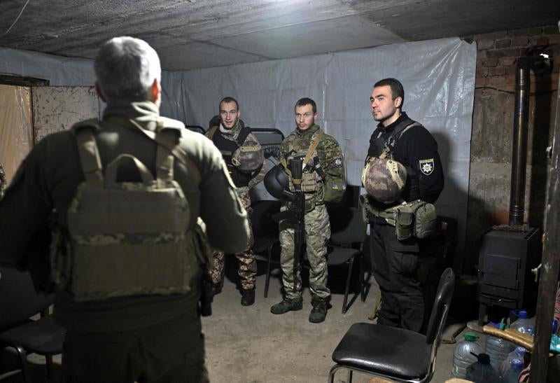 Soldados ucranianos reciben instrucciones en la ciudad de Chasiv Yar, en la región de Donetsk.