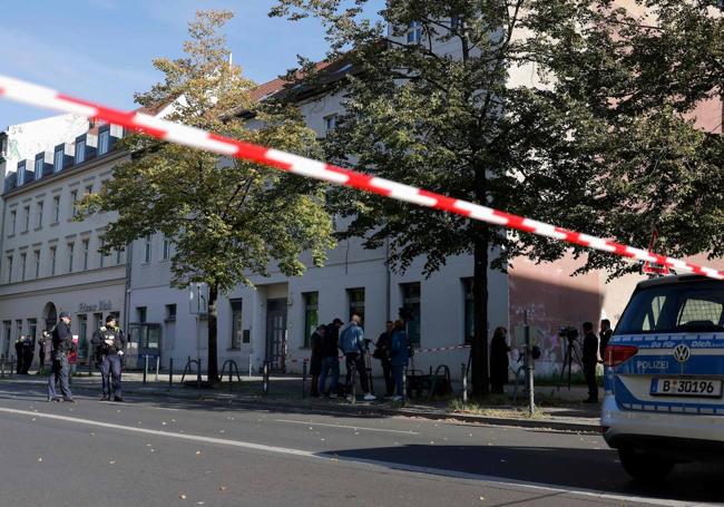 La Policía alemana acordonó el entorno de la sinagoga atacada en Berlín.