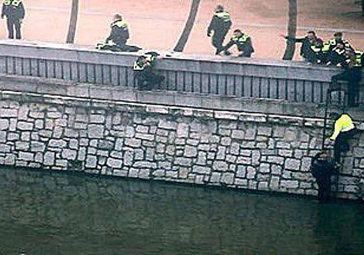 Imagen del rescate del hincha fallecido en 2014 extraída de un vídeo.