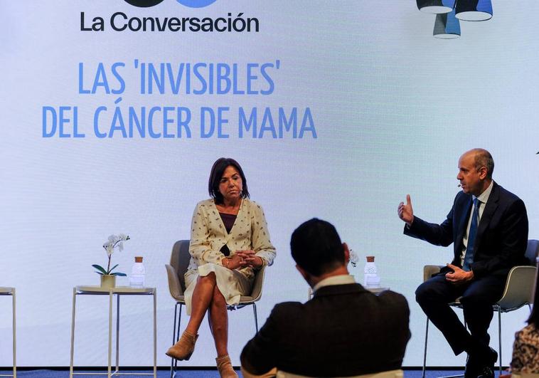 La presidenta de la Asociación Española de Pacientes con Cáncer de Mama Metastásico y el oncólogo Javier Cortés.