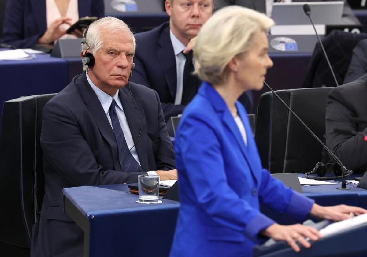 Josep Borrell escucha la intervención de Ursula von der Leyen en la sesión plenaria de este miércoles en el Parlamento Europeo.