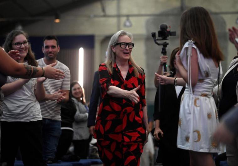 Meryl Streep, a su llegada al acto con alumnos de Secundaria en Oviedo.