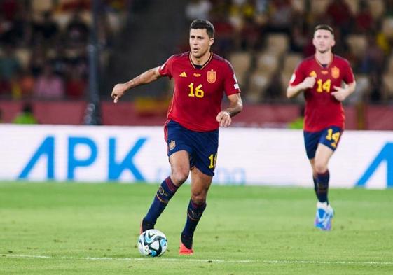 Rodri Hernández, durante un partido con España