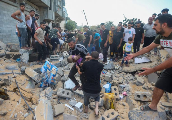 Búsqueda de supervivientes entre los escombros en Gaza.