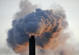 Emisiones de una chimenea de una empresa papelera.