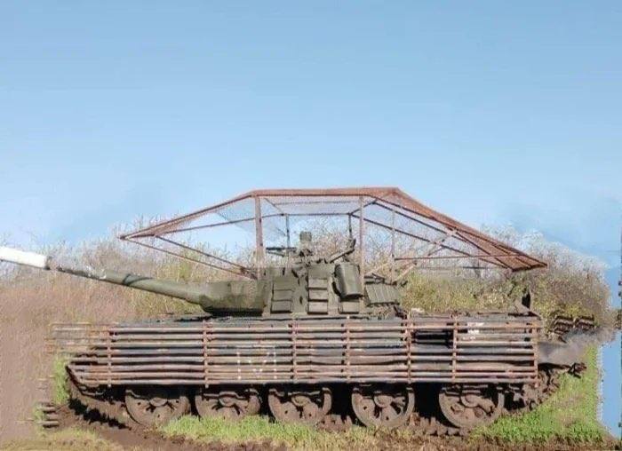 Imagen secundaria 1 - Arriba, un tanque ruso destruido. Abajo, dos blindados rusos con la jaula de protección.