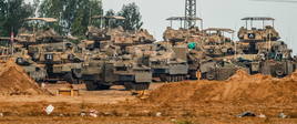 Tanques Merkava en las inmediaciones de Gaza, con la jaula de protección ya instalada sobre las torretas.