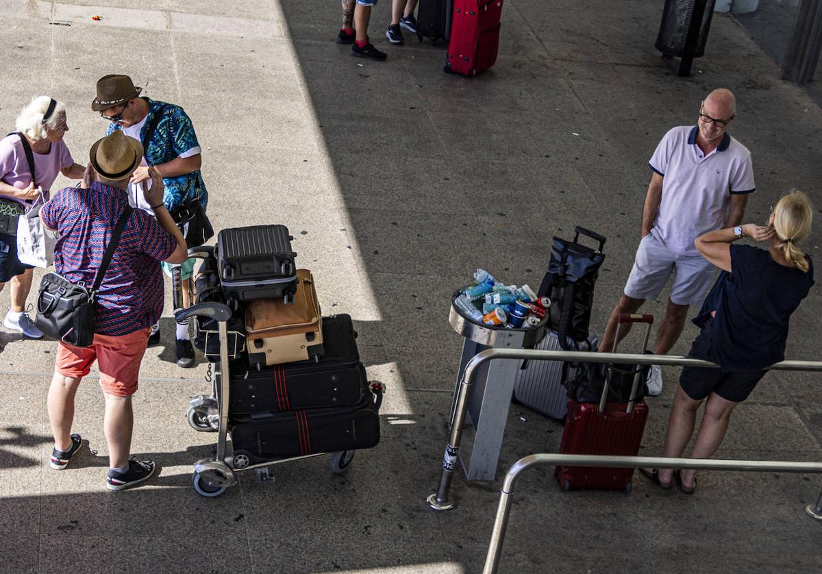 Turistas en el aeropuerto de Mallorca.