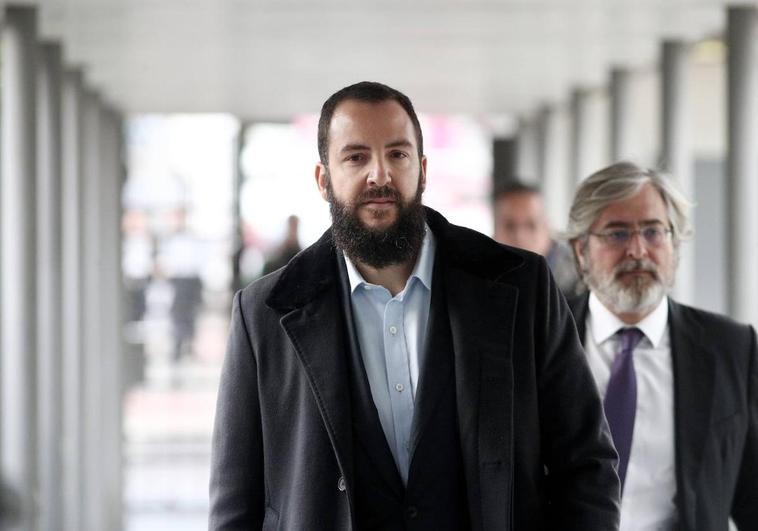 Borja Thyssen (izq), junto a su abogado, a su llegada a los juzgados de lo Penal de Madrid en 2019