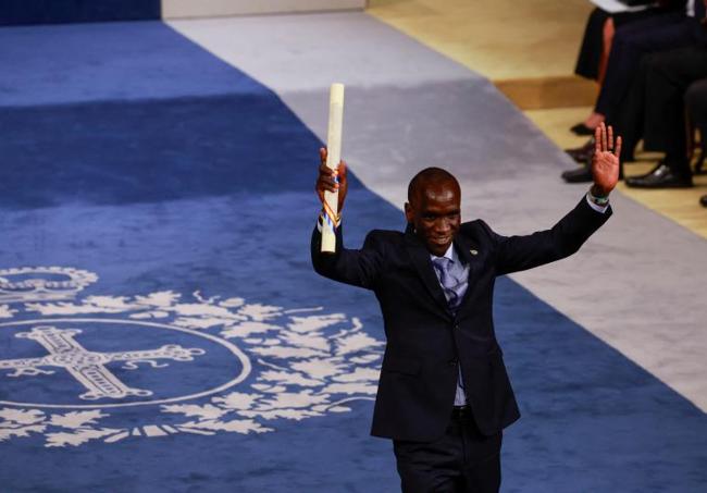 Eliud Kipchoge, tras recoger el premio de manos de la Princesa de Asturias.